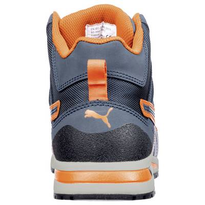 Vue de face d'une chaussure de sport Puma grise et orange avec un bout noir et une semelle épaisse sur un fond blanc.