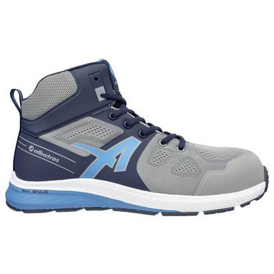 Sneaker de travail montant gris et bleu marine avec des accents bleu vif, logo latéral et bout renforcé, présenté de profil sur fond blanc.