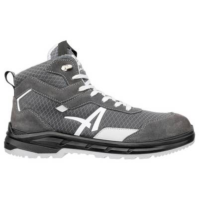 Chaussure de travail de sport montante grise avec des lacets blancs, une semelle noire, et une pointe et un talon renforcés, présentée en vue latérale sur fond blanc.
