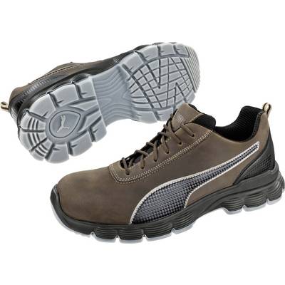 Chaussure de travail basse marron présentée de profil et vue de la semelle, avec une bande de roulement noire et une bande de logo grise sur le côté sur un fond blanc.