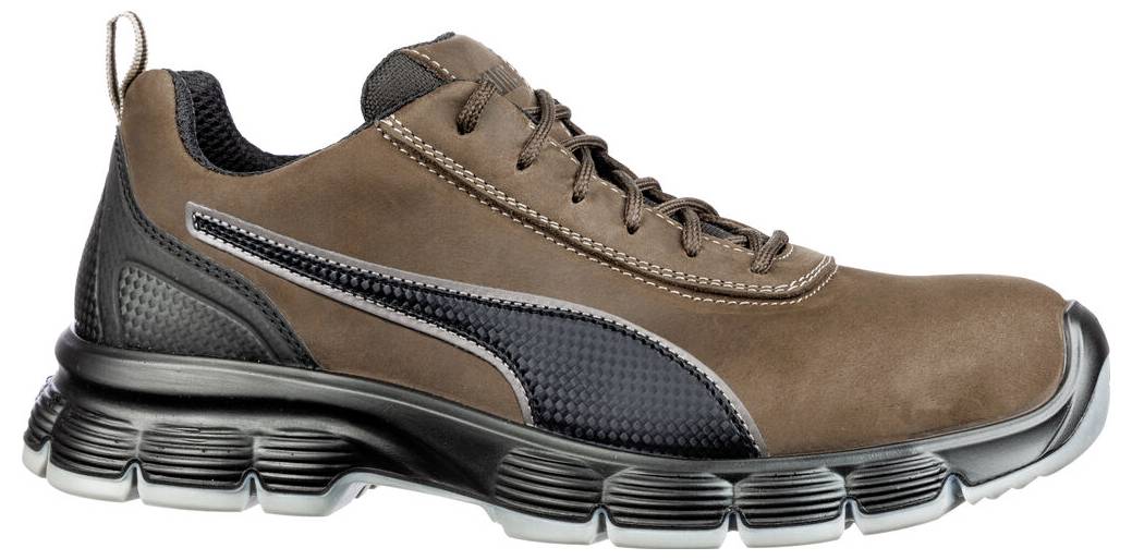 Chaussure de sécurité basse marron et noire avec lacets noirs et semelle épaisse coussinée, présentée en vue de profil sur fond blanc.