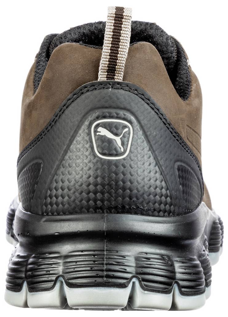 Vue arrière d'une chaussure de sport Puma marron et noire avec une semelle texturée et le logo Puma visible sur le talon.