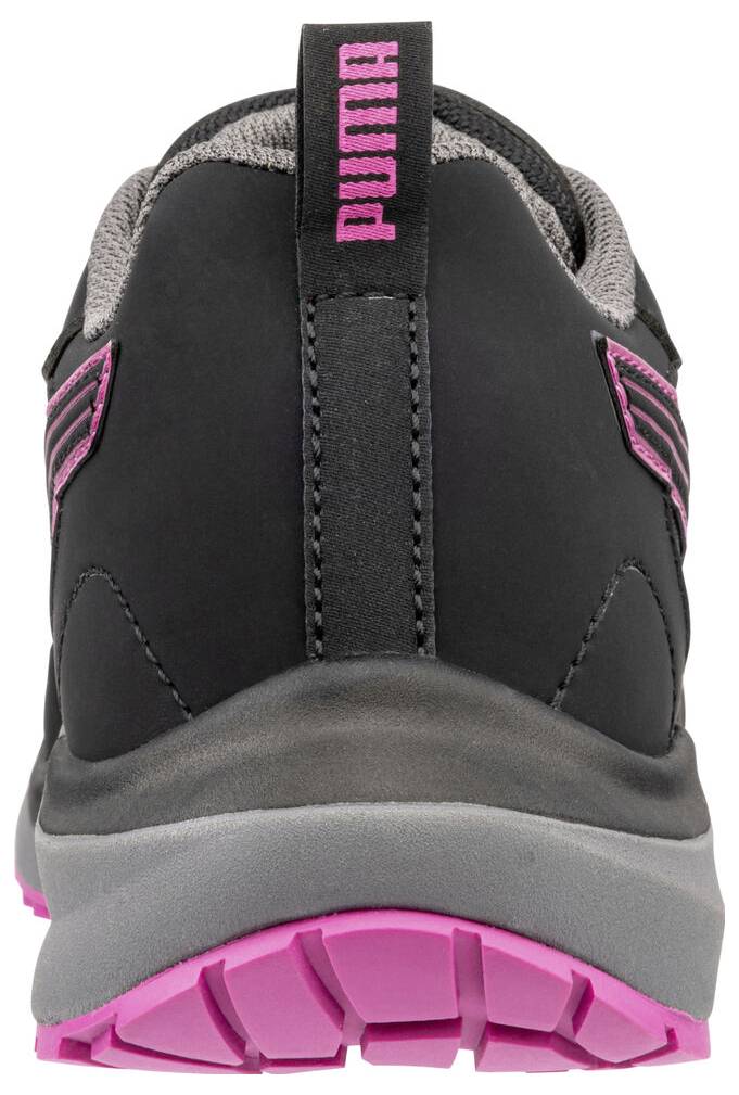 Vue arrière d'une chaussure de sport Puma noire avec logo et accents rose, montrant une semelle intermédiaire grise épaisse et une semelle extérieure rose vif.