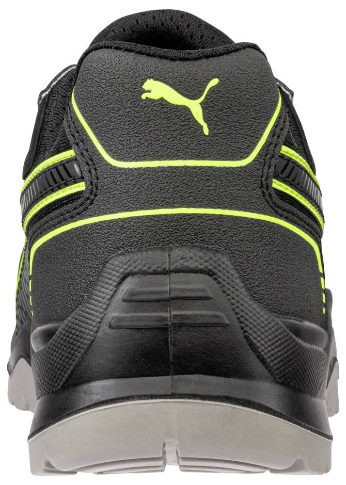 Vue arrière d'une chaussure de sport Puma noire avec des accents vert néon et le logo sur fond blanc.
