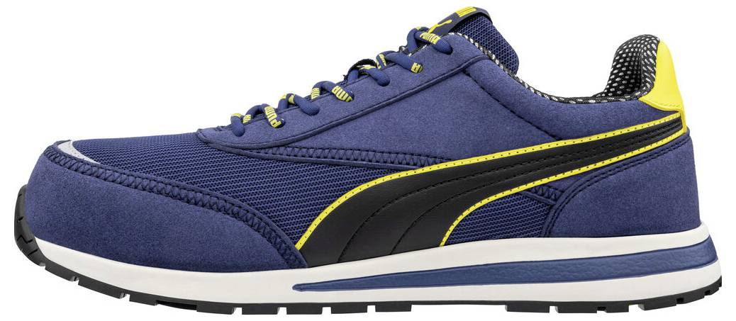 Chaussure de sport bleue avec des accents noirs et jaunes sur un fond blanc, présentée en vue de profil.