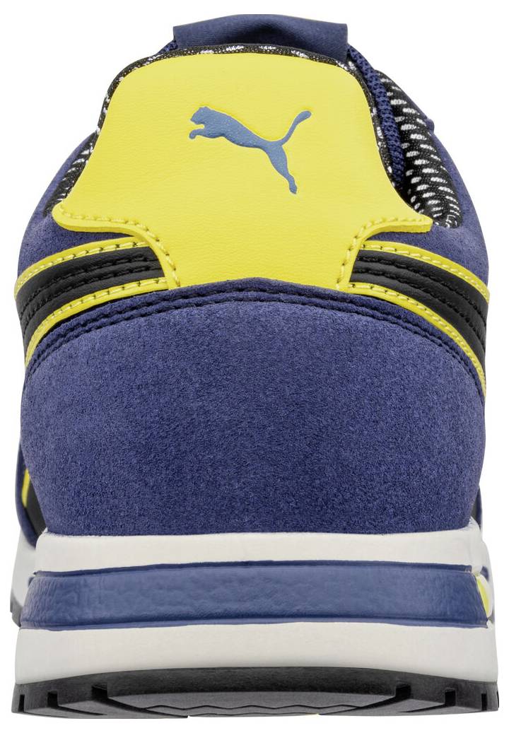 Vue arrière d'une chaussure de sport Puma bleue et jaune avec une semelle noire, centrée sur un fond blanc.