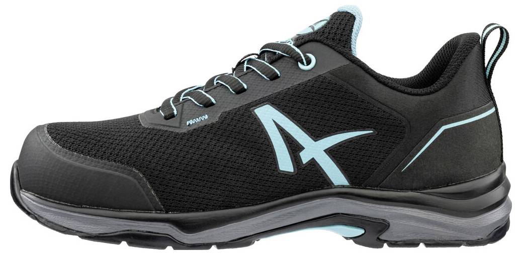 Chaussure de sport noire avec des accents bleu clair, présentée en vue latérale sur un fond blanc.