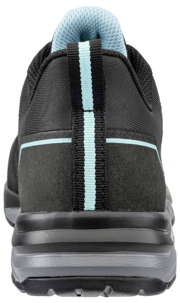 Vue arrière d'une chaussure de sport noire avec des accents bleu-vert et une semelle grise épaisse sur un fond blanc.