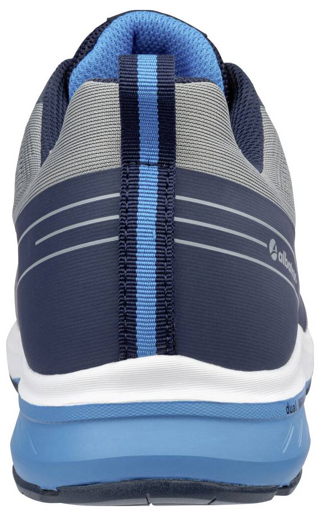 Vue arrière d'une chaussure de sport bleu et gris avec un talon à bandes rayées et une semelle intermédiaire blanche sur un fond blanc.