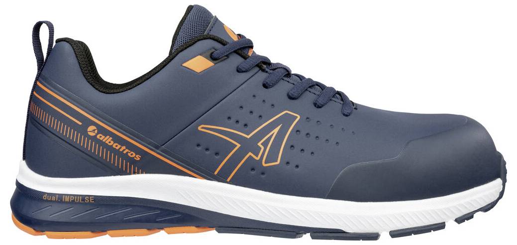 Baskets de sport bleu marine avec des accents orange et une semelle blanche, vue de côté.