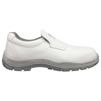 Chaussure de travail basse sans lacets de couleur blanche avec des finitions grises et une semelle épaisse avec des crampons proéminents, présentée en vue latérale sur un fond uni.