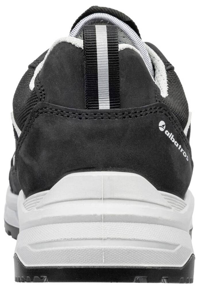Vue arrière d'une chaussure de sport noire avec une semelle blanche épaisse et une doublure grise sur un fond blanc.
