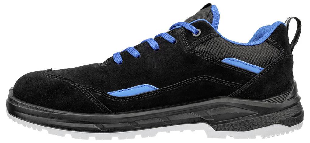 Chaussure de sport basse noire avec des détails bleus et des lacets, présentée en vue latérale sur fond blanc.