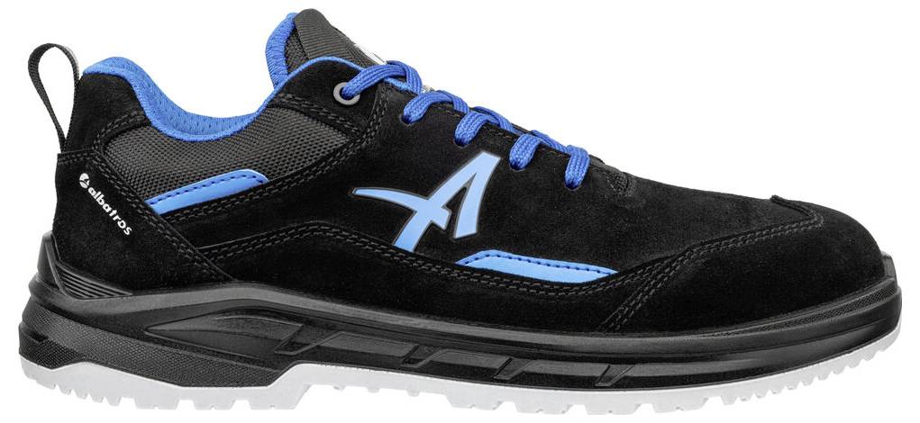 Chaussure de travail de sport noire et bleue avec lacets et semelle à crampons épais, présentée en vue latérale sur un fond blanc.