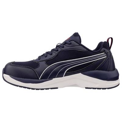 Vue latérale d'une chaussure de sport bleu marine avec semelle blanche et des accents de rayures argentées sur un fond blanc.