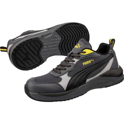 Chaussure de sport Puma grise et noire présentée de vue latérale et vue de la semelle, avec des accents jaunes et un logo sur fond blanc.