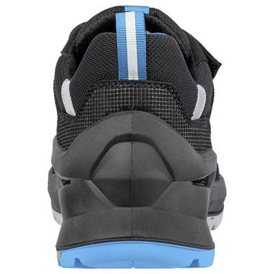 Vue arrière d'une chaussure de sport noire avec des accents bleus et une semelle bleue sur un fond blanc.