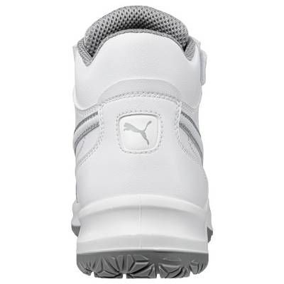 Vue arrière d'une sneaker montante blanche Puma avec un col en mesh gris et une semelle à crampons noirs.