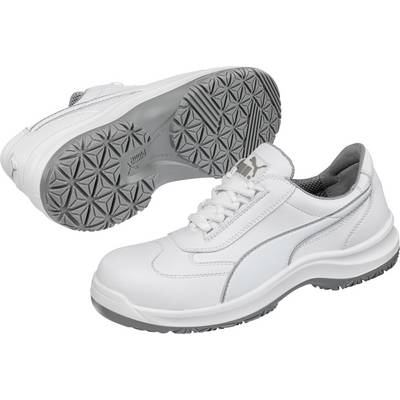 Chaussures de sport Puma blanches présentées sous les angles latéraux et inférieurs, avec des semelles extérieures texturées antidérapantes et des finitions grises.