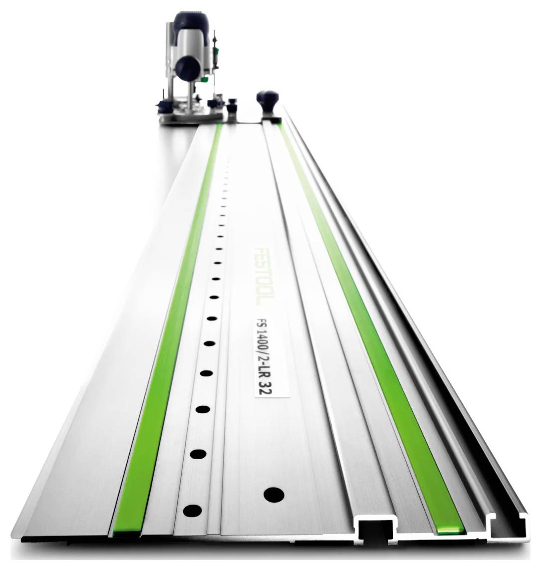 Surface de travail en rail en T en aluminium avec bandes de guidage vertes et marquages de règle, utilisée pour la découpe ou le fraisage précis.