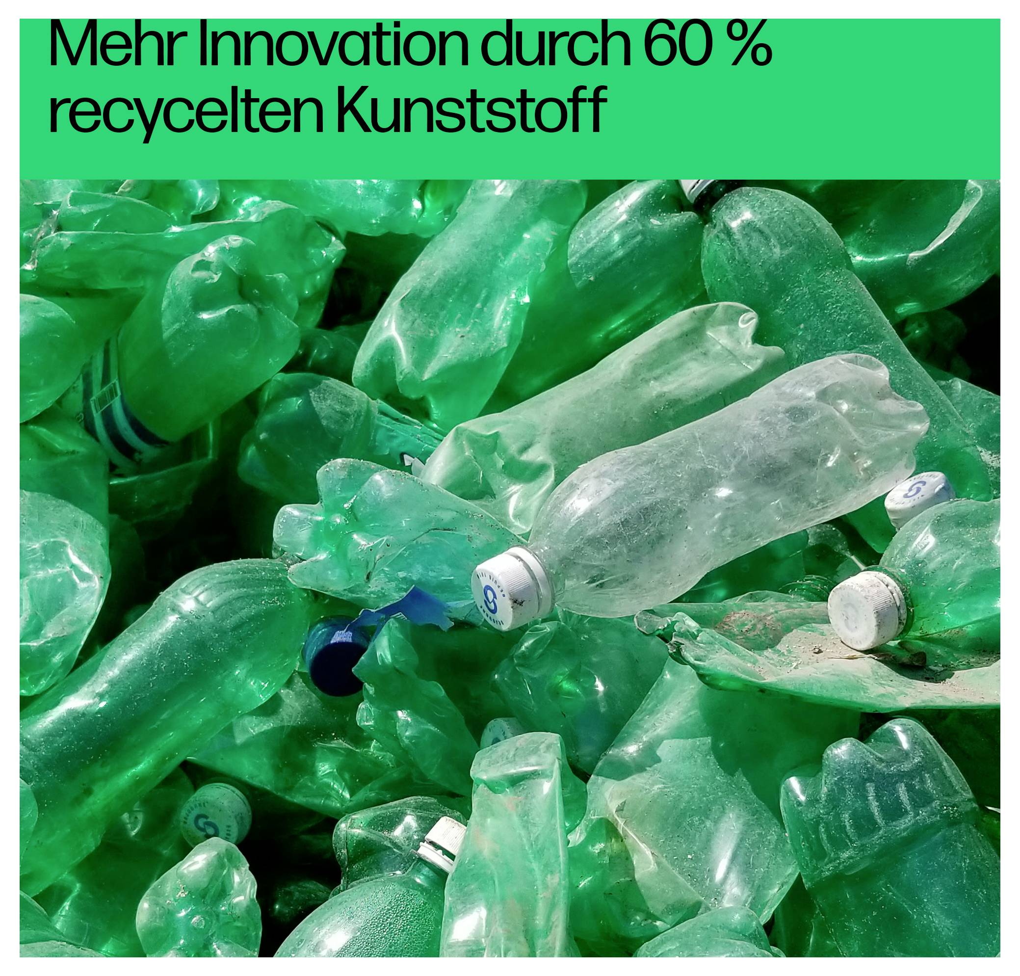 Tas de bouteilles en plastique écrasées teintées de vert avec le titre en allemand « Mehr Innovation durch 60 % recycelten Kunststoff » en haut.