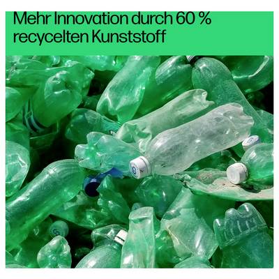 Tas de bouteilles en plastique écrasées teintées de vert avec le titre en allemand « Mehr Innovation durch 60 % recycelten Kunststoff » en haut.