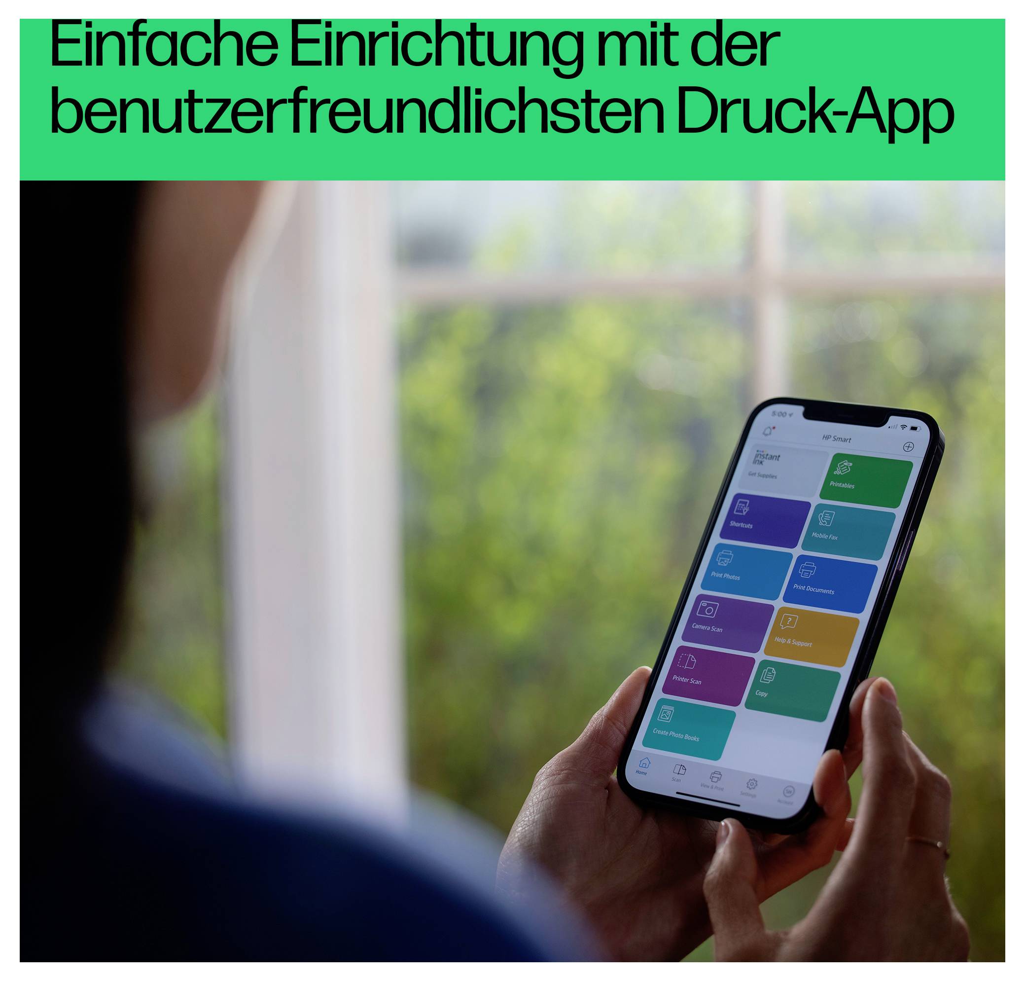 Personne tenant un smartphone affichant un écran de configuration d'application d'impression, avec un titre allemand « Configuration simple avec l'application d'impression la plus conviviale » au-dessus.