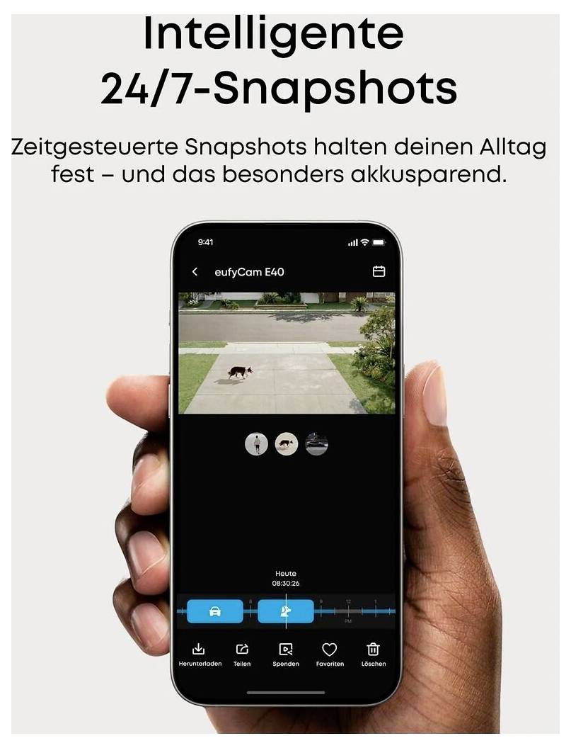 Main tenant une main tenant un téléphone affichant une application de caméra de sécurité avec '24/7-Snapshots' ; le texte allemand dit que les snapshots programmés économisent l'énergie et capturent la vie quotidienne.