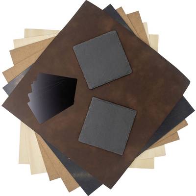 Échantillons de cuir superposés en brun, noir, tan et gris, disposés comme une palette de matériaux sur un fond blanc.