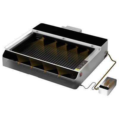 Une machine de nettoyage ultrasonique industrielle avec un couvercle ouvert, montrant les buses internes et un tuyau connecté à un petit réservoir de fluide.