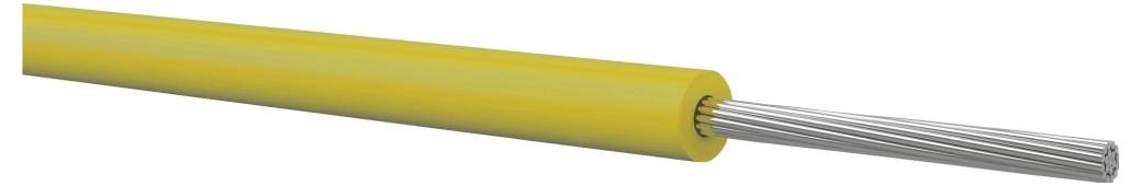 Câble électrique isolé jaune avec des brins de fil d'argent exposés à l'extrémité coupée, montrant le conducteur intérieur.