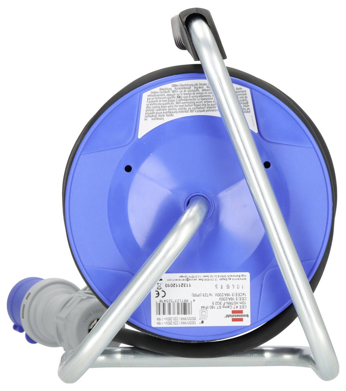 Bobine de câble en plastique bleu avec support en métal argenté et câble électrique gris attaché, présenté sur fond blanc.