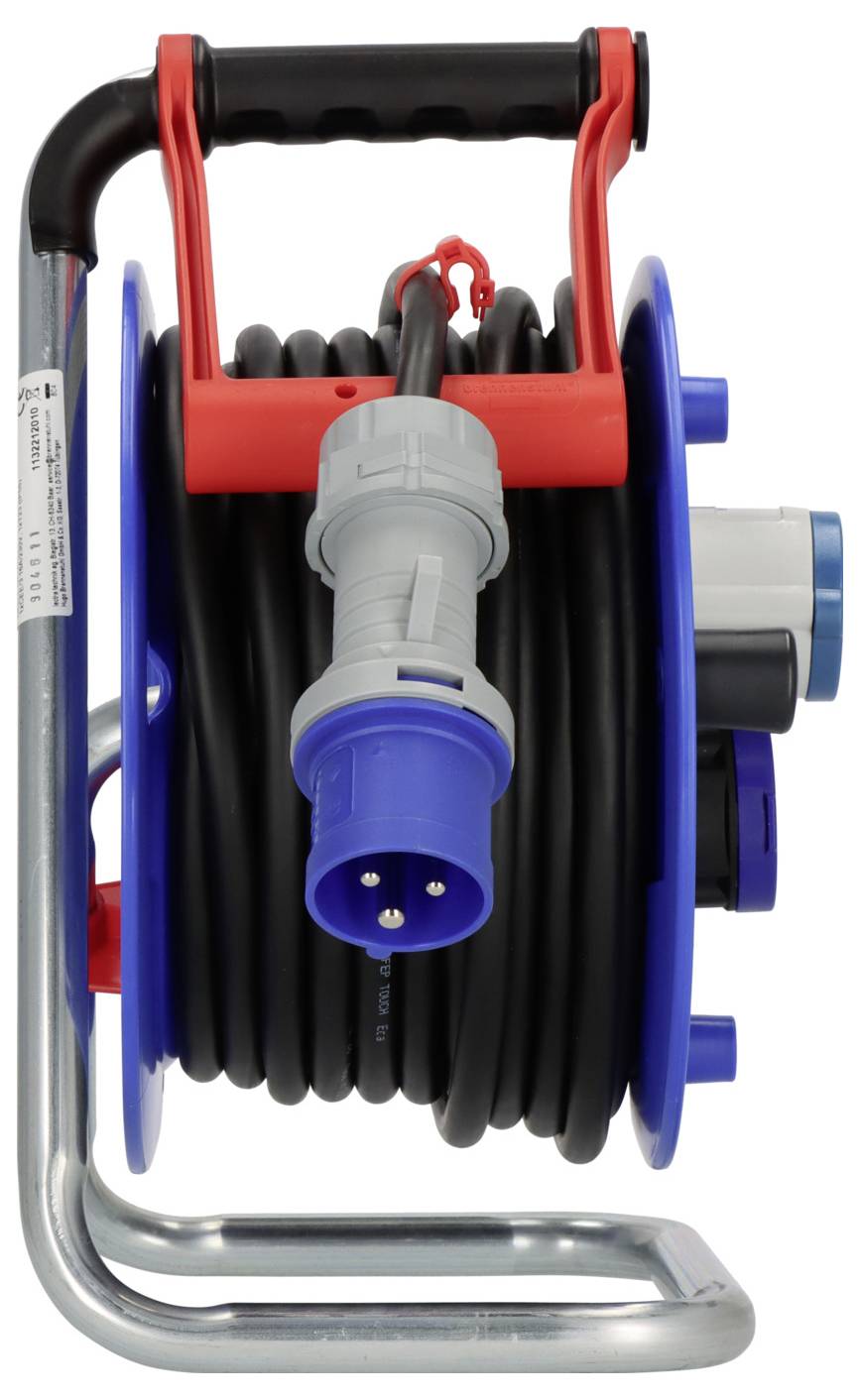 Enrouleur de câble portable avec un cordon de rallonge noir enroulé sur un cadre en métal rouge et bleu, présentant une prise électrique grise et bleue à l'avant.