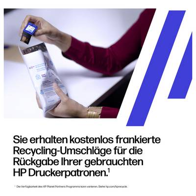Une personne plaçant une cartouche d'encre HP usagée dans une enveloppe de recyclage prépayée ; le texte allemand indique que des enveloppes de recyclage avec port payé gratuit sont fournies pour retourner les cartouches d'imprimante HP usagées.