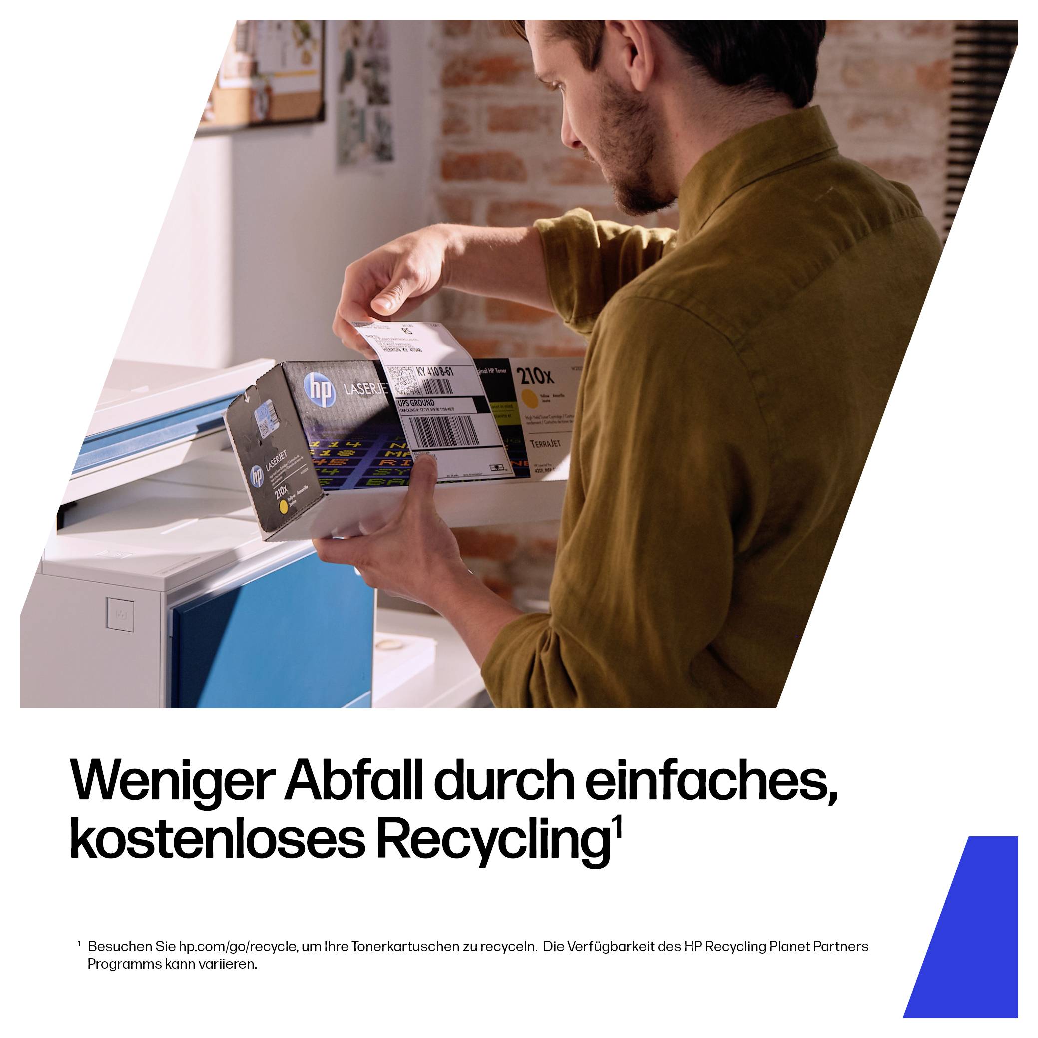 Un homme place une cartouche d'imprimante HP dans une boîte de recyclage ; le texte allemand dit « Moins de déchets grâce au recyclage simple et gratuit » et promeut le recyclage gratuit.