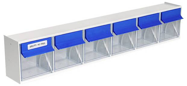 Organiseur de rangement en plastique transparent à fixer au mur avec cinq petits bacs et couvercles bleus, étiqueté « sortit / 47 mm ».