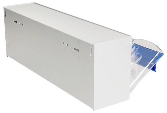 Boîtier d'équipement rectangulaire blanc en métal avec un bac ou insert en plastique bleu transparent s'étendant d'une extrémité, présenté sur un fond blanc.