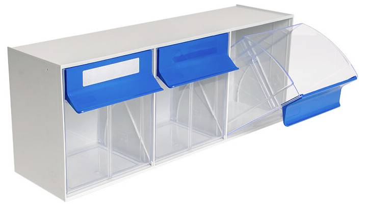 Organisateur de rangement transparent avec trois compartiments clairs et couvercles bleus à charnières, montré ouvert pour afficher les sections internes.