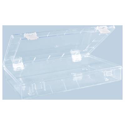 Bac de rangement en plastique transparent avec un couvercle à charnière ouvert sur un fond bleu clair.