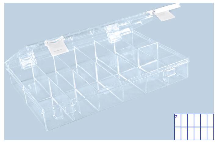 Organisateur de compartiments en plastique transparent avec un couvercle à charnière, montré ouvert sur un fond bleu clair.
