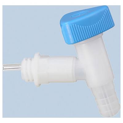Valve de distribution en plastique avec bouchon bleu et connecteur de tuyau coudé sur un fond bleu clair.
