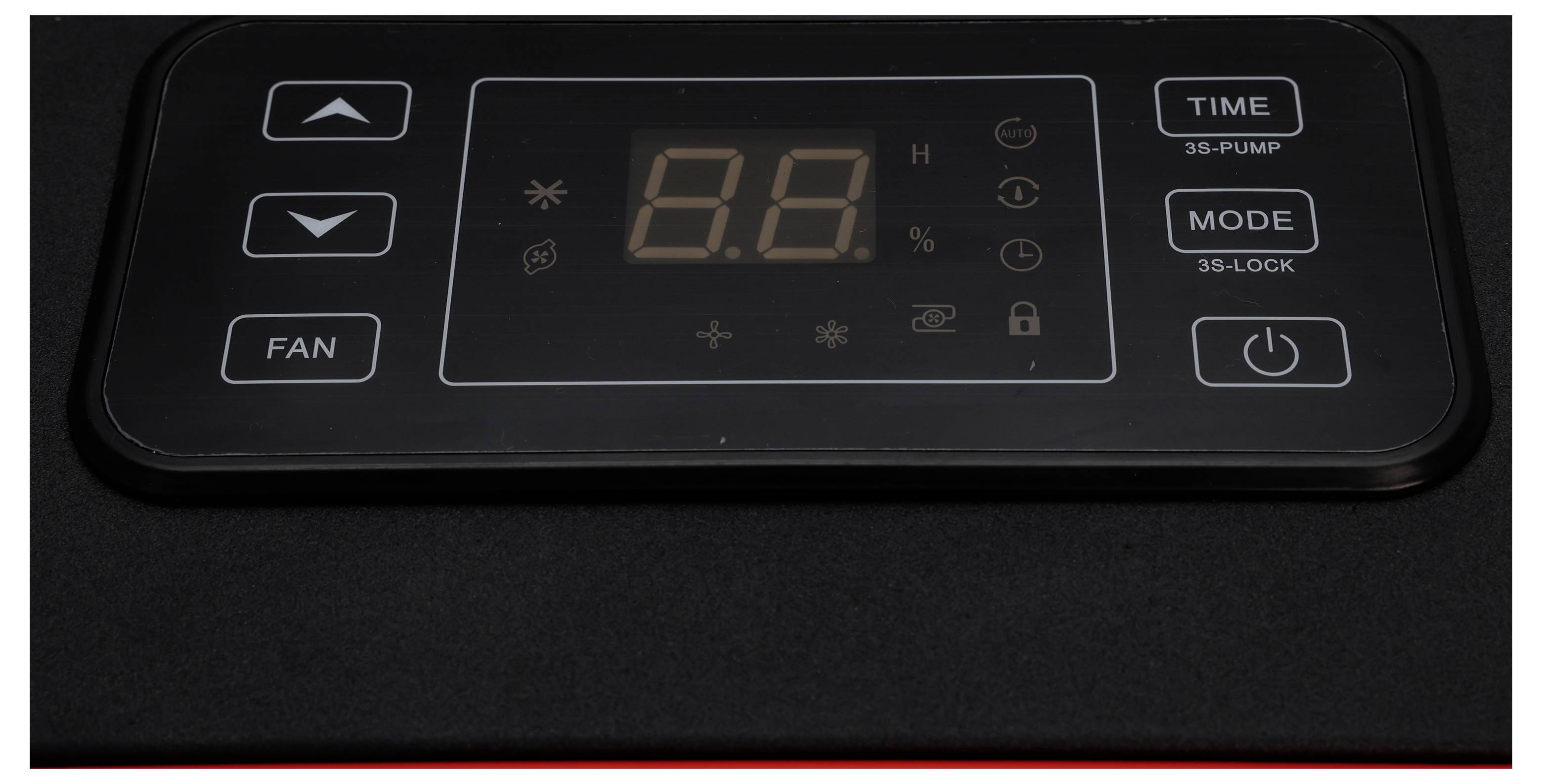 Gros plan d'un panneau de commande d'appareil noir avec des boutons haut/bas, ventilateur, minuterie, mode et alimentation entourant un écran numérique.