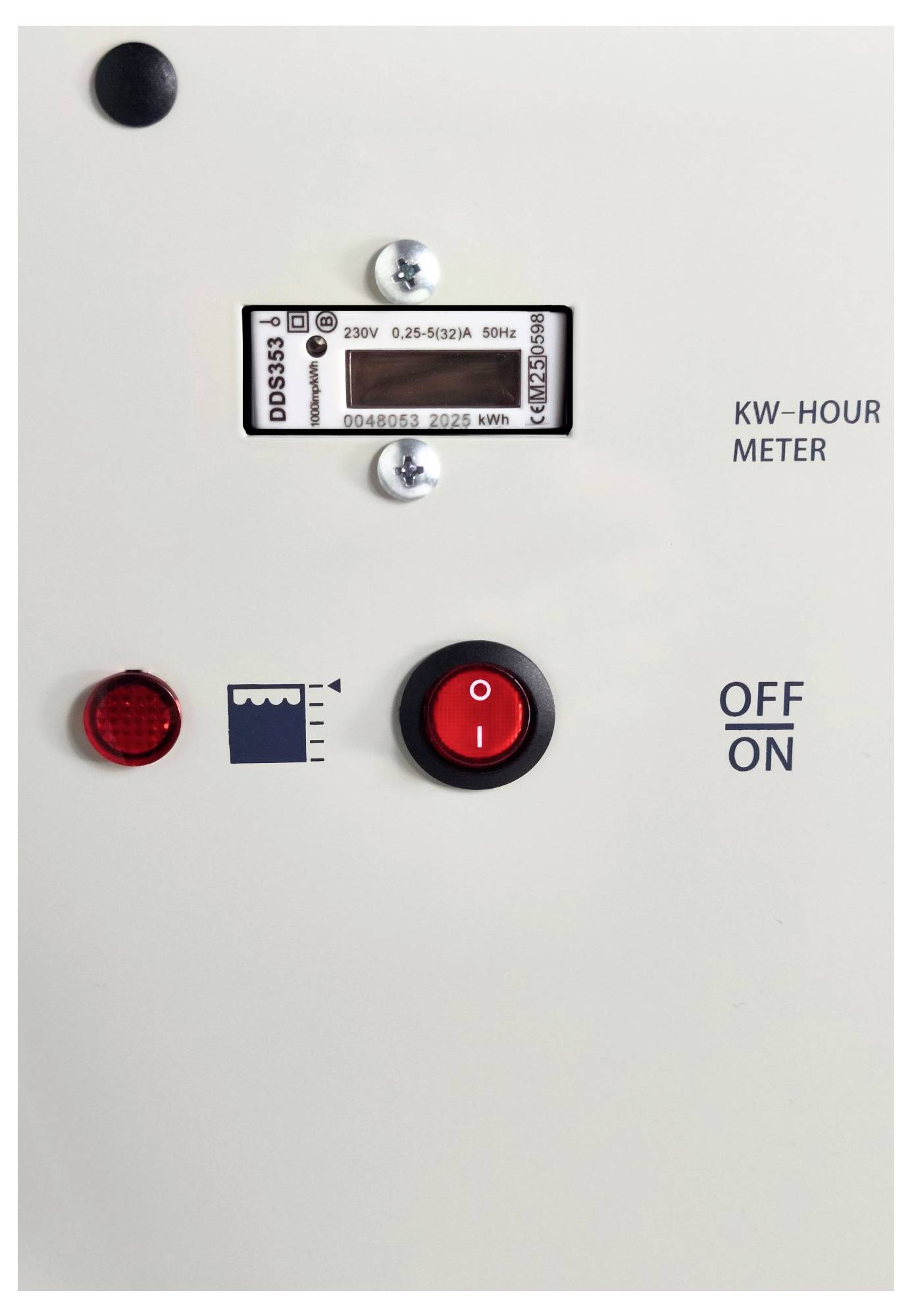 Gros plan d'un panneau de commande avec un affichage de compteur kWh et un bouton rouge ON/OFF, étiquetés « KW-HOUR METER » et « OFF ON ».