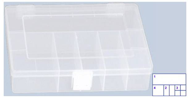 Boîte de rangement en plastique translucide avec plusieurs compartiments et un loquet blanc à l'avant, présentée sur un fond bleu clair.