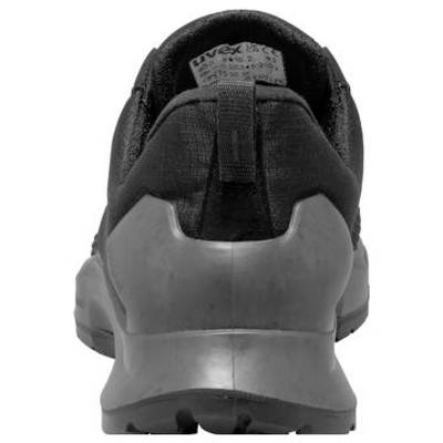 Vue arrière d'une chaussure de sport noire et grise avec une semelle épaisse et une languette de traction sur un fond blanc.