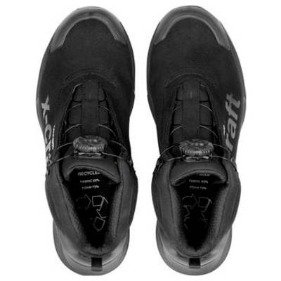 Paire de chaussures de sport noires vues de dessus, avec des lacets et des logos blancs sur les côtés.