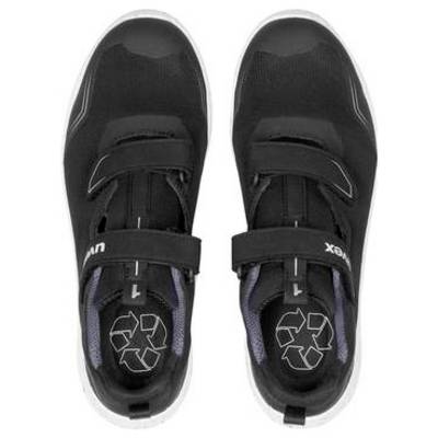 Paire de chaussures de sport noires avec des bandes velcro et des semelles blanches, présentée vue de dessus sur un fond uni.