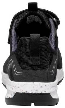 Vue arrière d'une sneaker de sport noire avec une semelle blanche tachetée et une languette de traction.