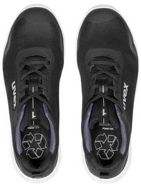 Paire de chaussures de course Nike noires photographiées de haut en bas, avec des semelles blanches et des logos swoosh visibles.