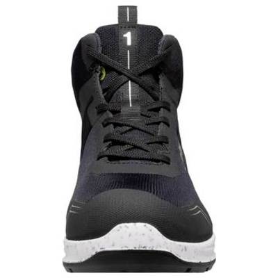 Vue de face d'une chaussure de sport noire avec une semelle blanche pointillée et un grand « 1 » sur la languette.
